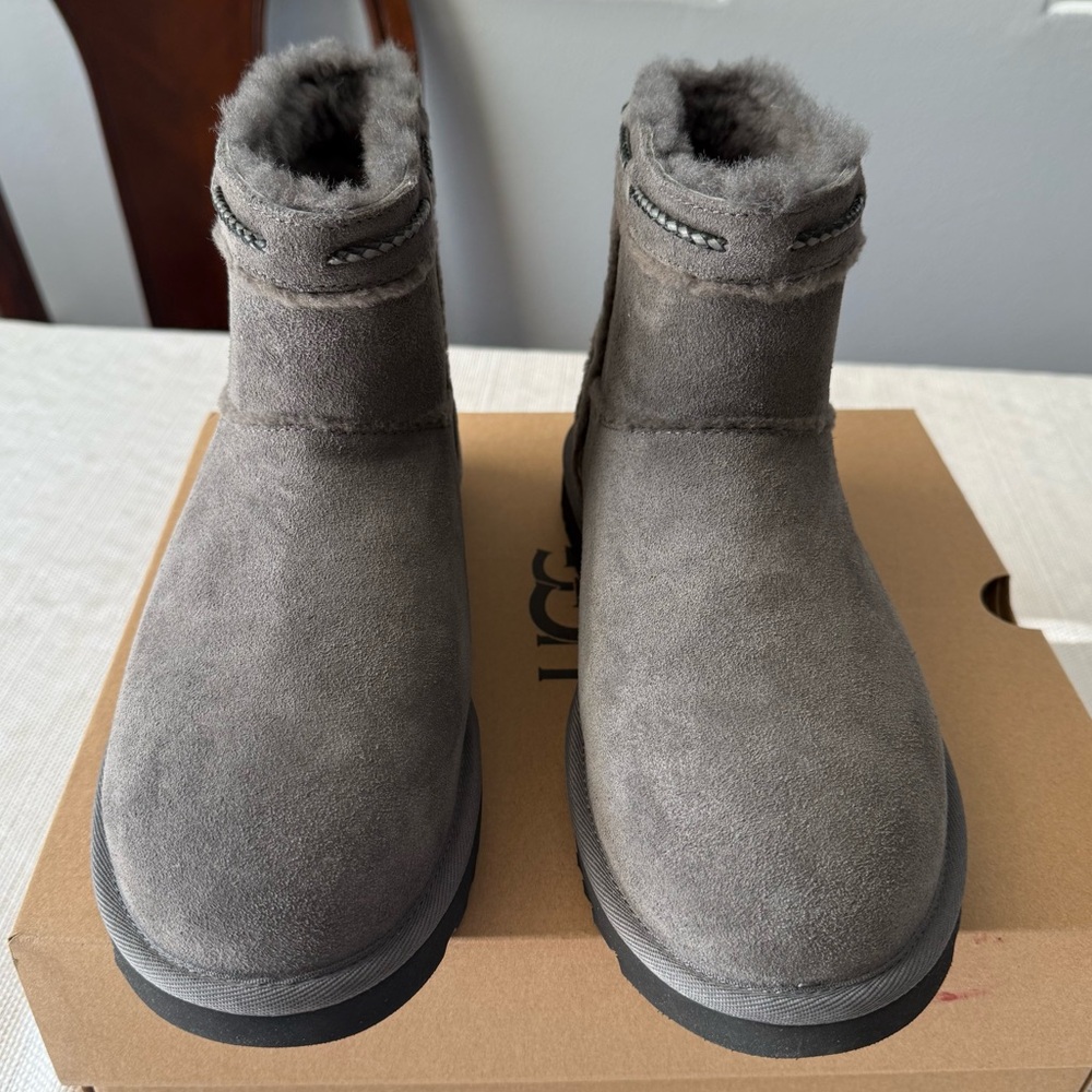 UGG CLASSIC MINI SHEARLING BRAID BOOT - Picture 2 of 9